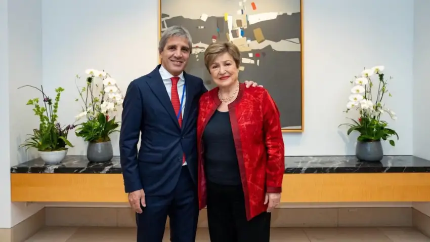 Luis Caputo se reunió con la titular del FMI en la cumbre del G20 y destacó los avances económicos de la Argentina