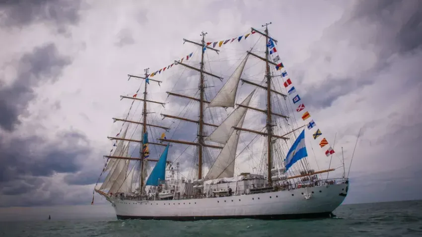 La Fragata Libertad regresa este sábado al país tras su paso por Brasil y seis meses de travesía