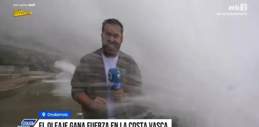 Una ola arrastra en directo al periodista Sergio Ovejero durante un temporal en Ondarroa